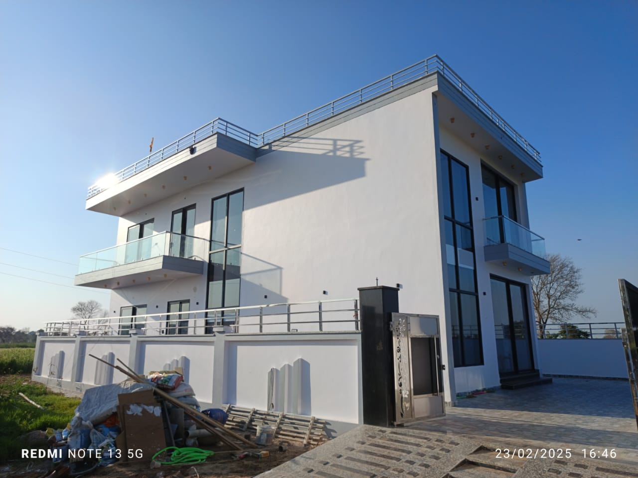 Sleek Modern Glass Staircase